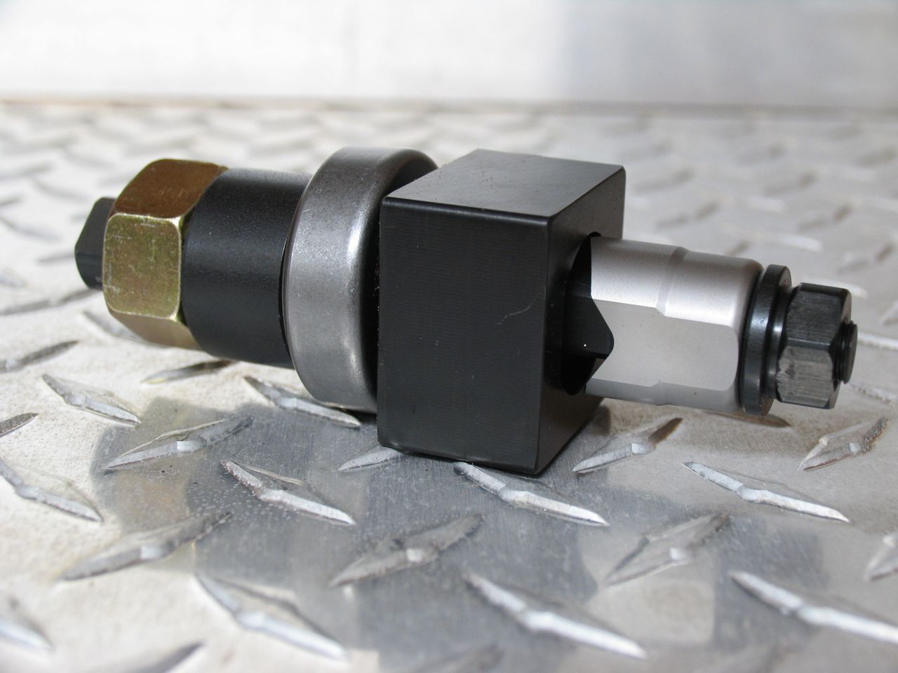 NOTE:  PHOTO IS REPRESENTATIVE OF A ud-SERIES DIESET WITH  REQUIRED PULLER