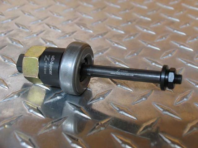 uD375 Pulling Adapter Required for all uD series die sets with double "D" stud hole.  May be operated manually or used with a hydraulic puller 